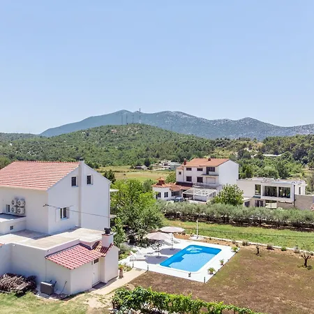 Vila Knez *